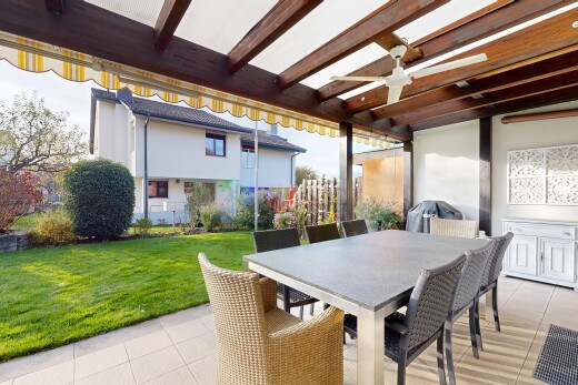 terrasse mit essbereich im freien, pergola, rasen, terrasse, und deckenventilator
