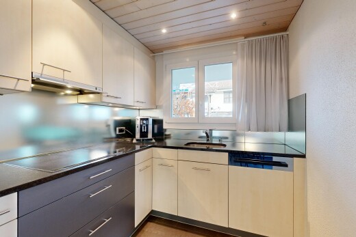 küche mit natural light, natürliches licht, dunstabzugshaube, inside property, und herd