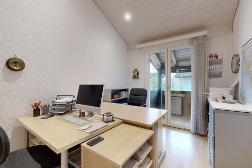 büro mit natural light, natürliches licht, bürobereich, fernseher, und vaulted ceiling