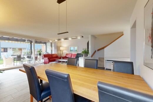 wohn- / esszimmer mit inside community, natural light, natürliches licht, floor ceiling windows, und bodendeckenfenster