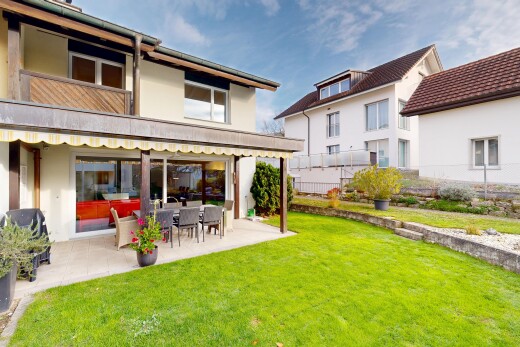 außenansicht mit day time, rasen, terrasse, zaun, und stuckverkleidung