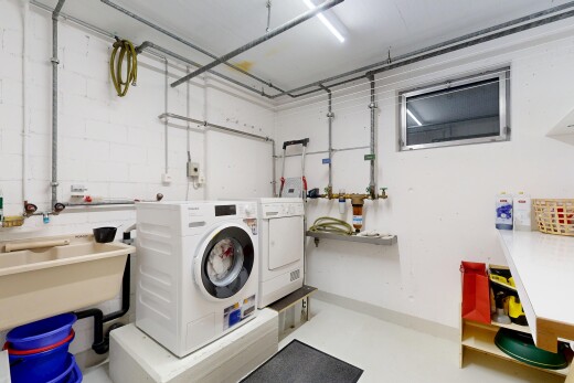 wäschekammer mit tumbler, inside property, wäscherei, waschbecken, und betonboden