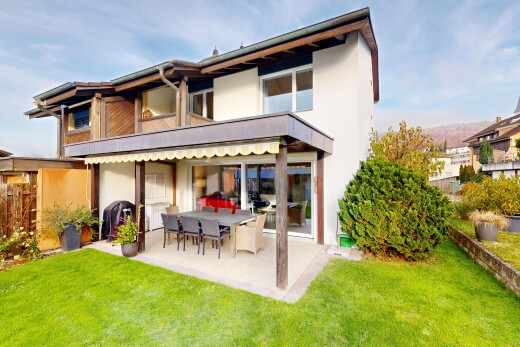 außenansicht mit balkon, stuckverkleidung, day time, rasen, und property visible