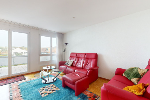 wohnzimmer mit hellen parkettboden