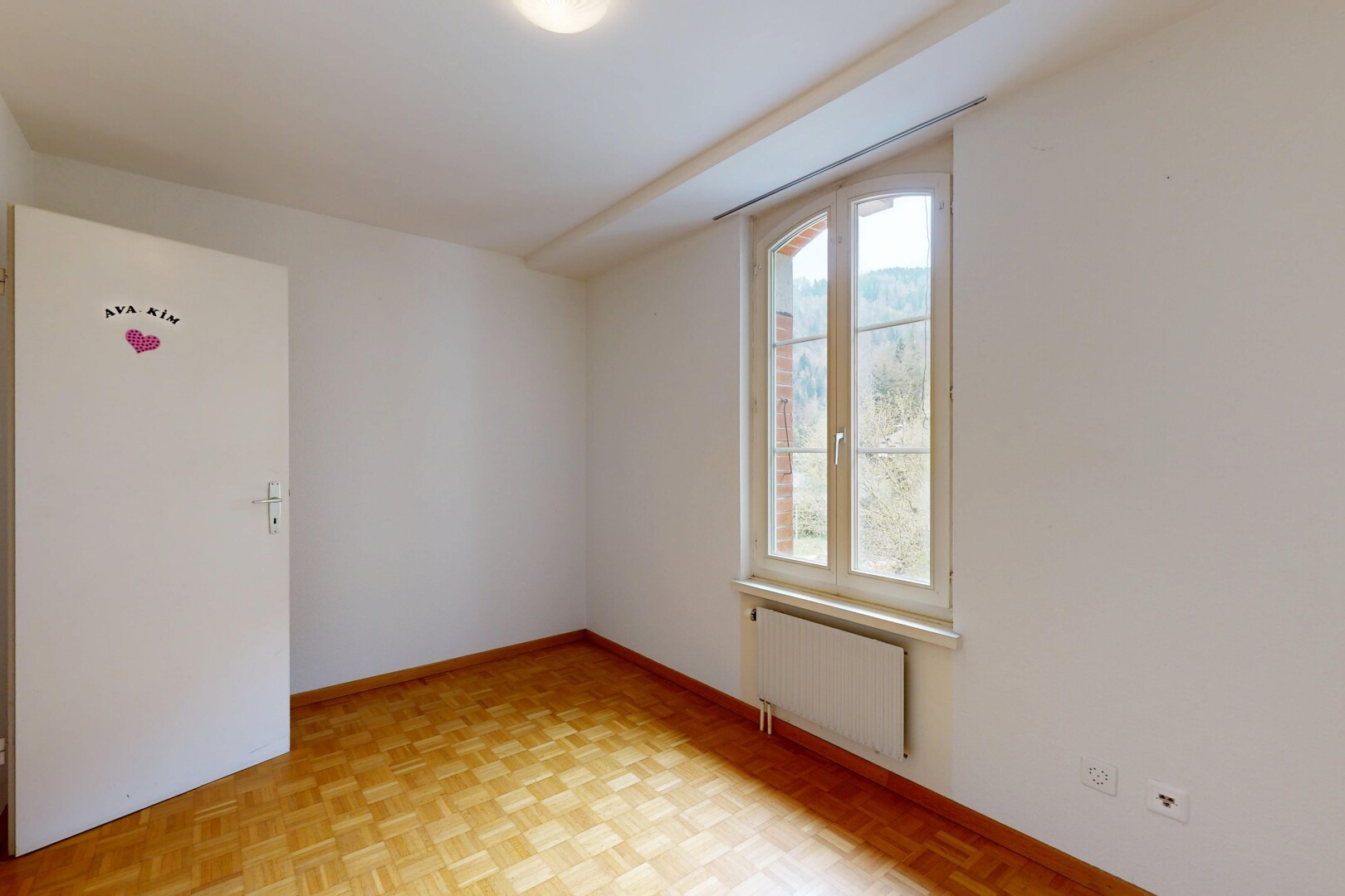 pièce vide avec radiateur, parquet floor, lumière naturelle, natural light, et sol en finition bois