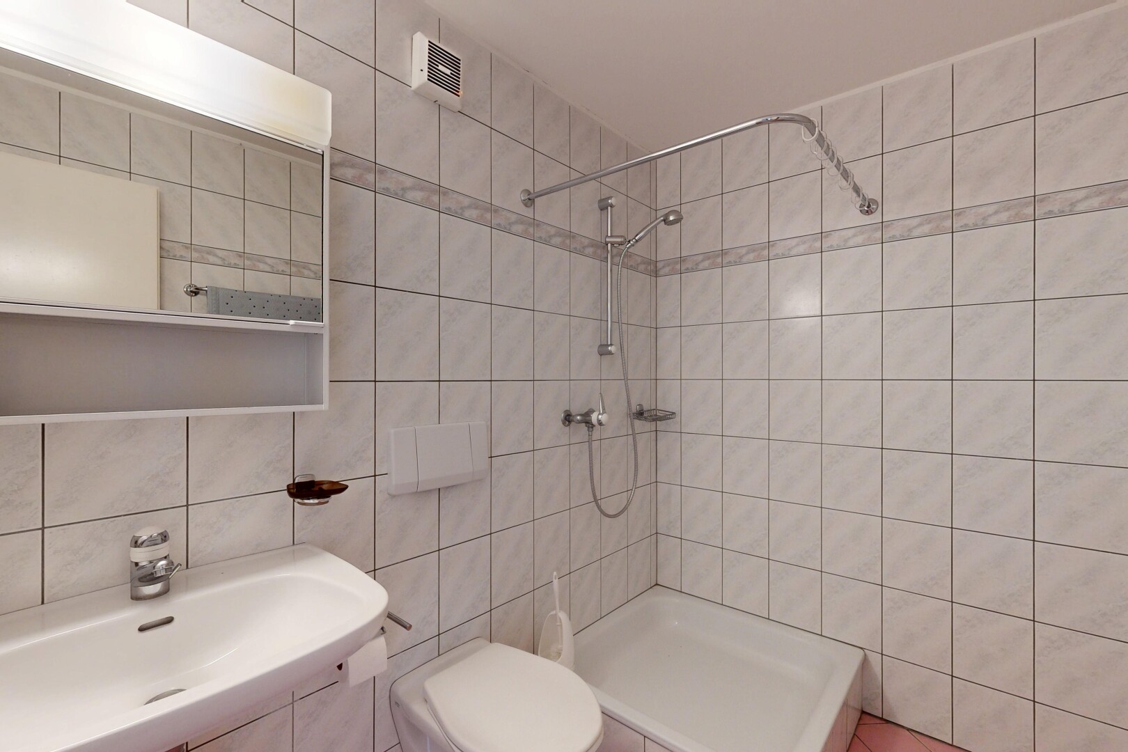 salle de bains avec tile wall, mur en carrelage, toilette, miroir, et salle de bain complète