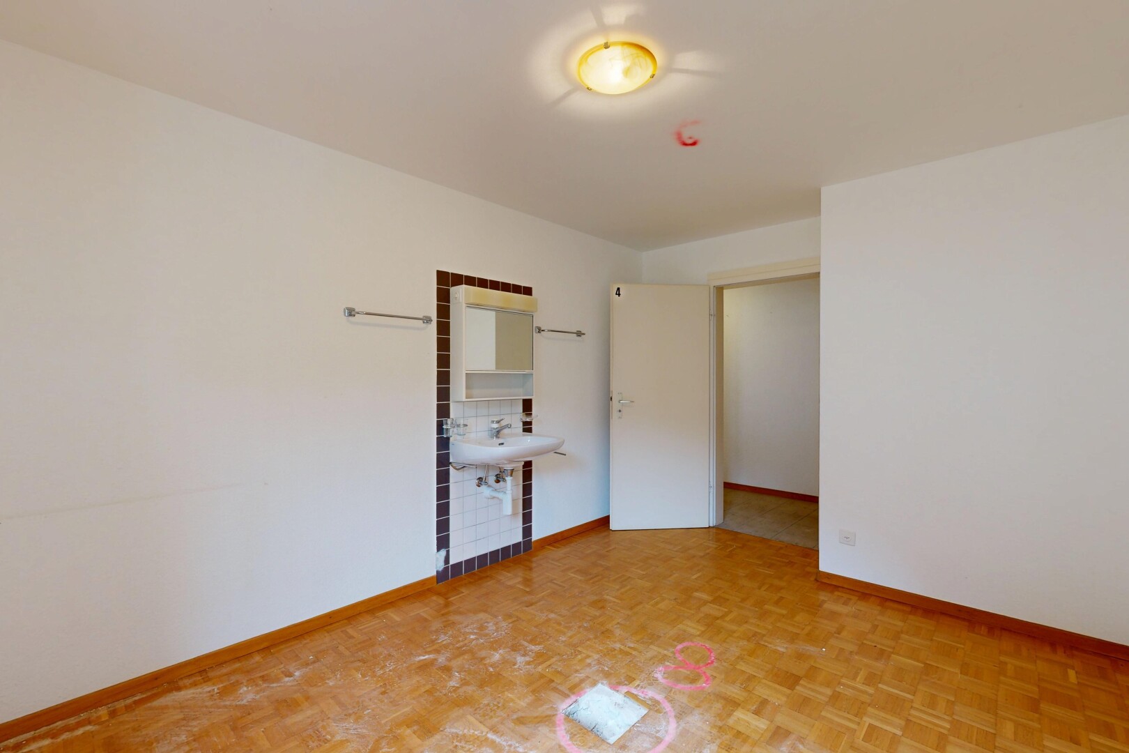 pièce vide avec parquet floor, wood finish floor, sol en finition bois, drywall, et cloison sèche