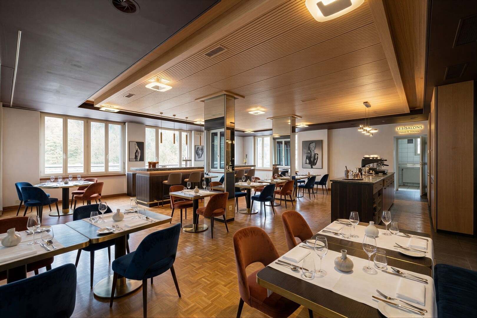 réception / lobby avec parquet floor, natural light, inside community, et wood finish floor