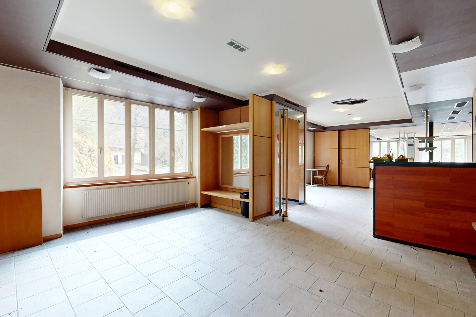 pièce vide avec radiateur, light floor, inside property, natural light, et lumière naturelle