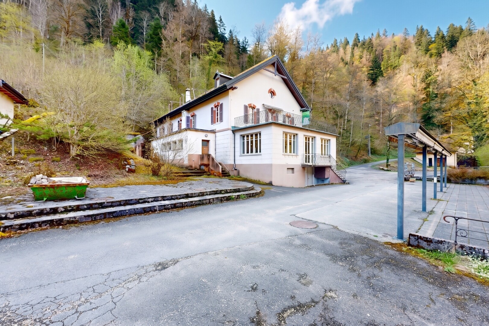 façade avec day time, bardage en stuc, et allée