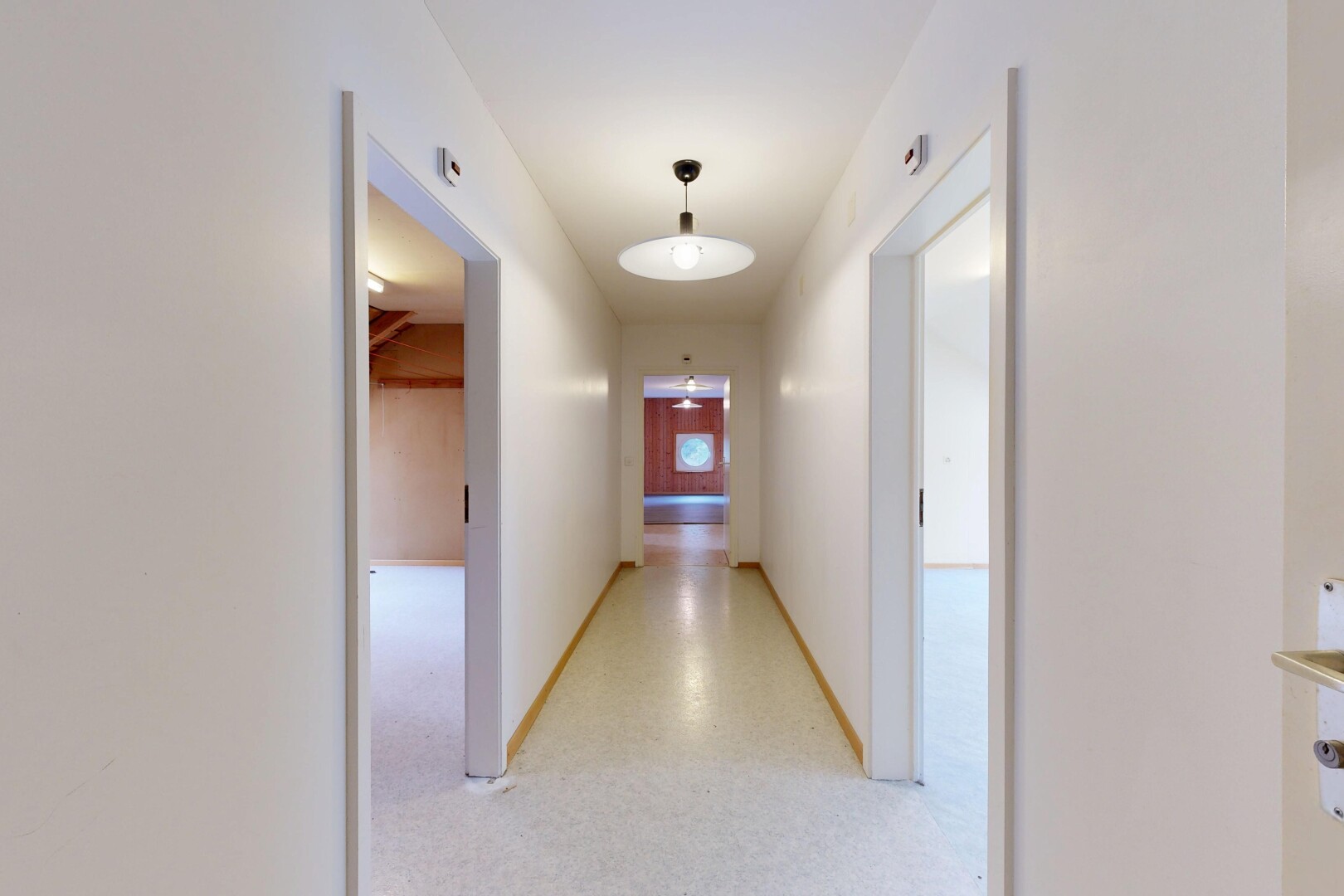 couloir avec cloison sèche, drywall, inside property, light floor, et plinthes murales