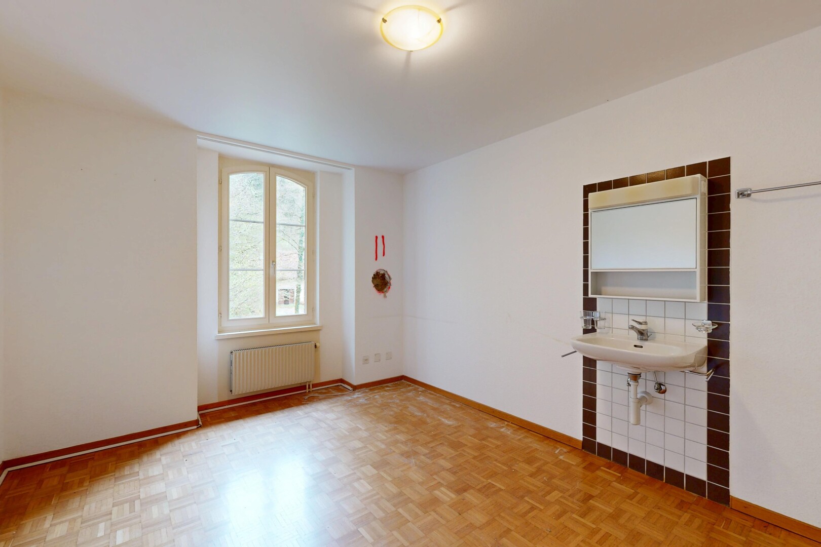 pièce vide avec radiateur, drywall, cloison sèche, inside property, et wood finish floor