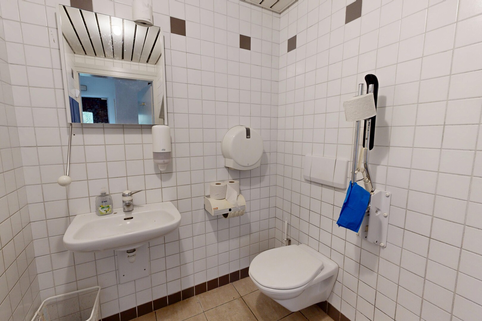 salle de bains avec miroir, mur en carrelage, tile wall, inside property, et évier