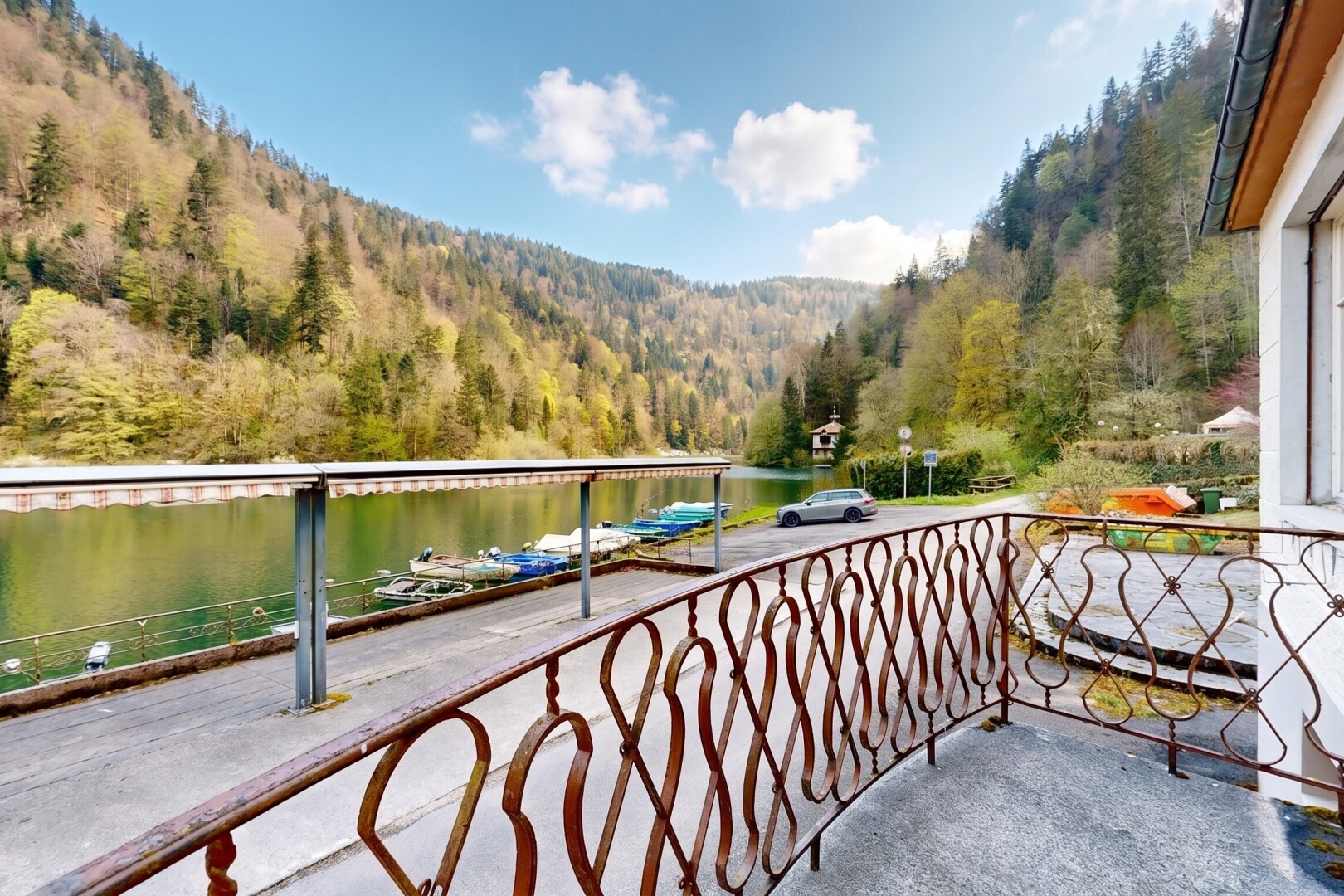 balcon avec forest view, vue sur la forêt, from property, water view, et vue sur l'eau