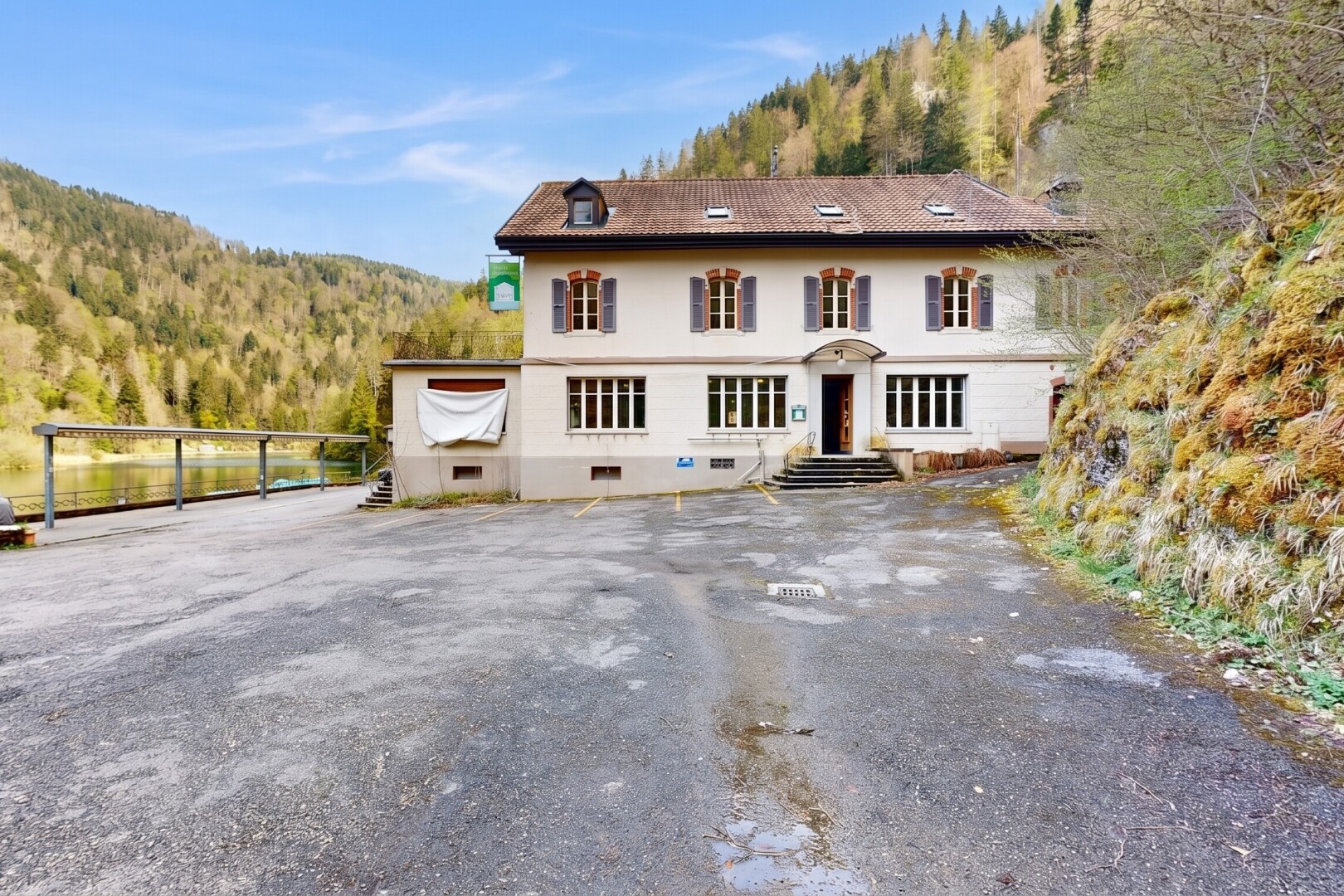 façade avec vue sur la forêt, forest view, day time, toit en tuiles, et vide sanitaire