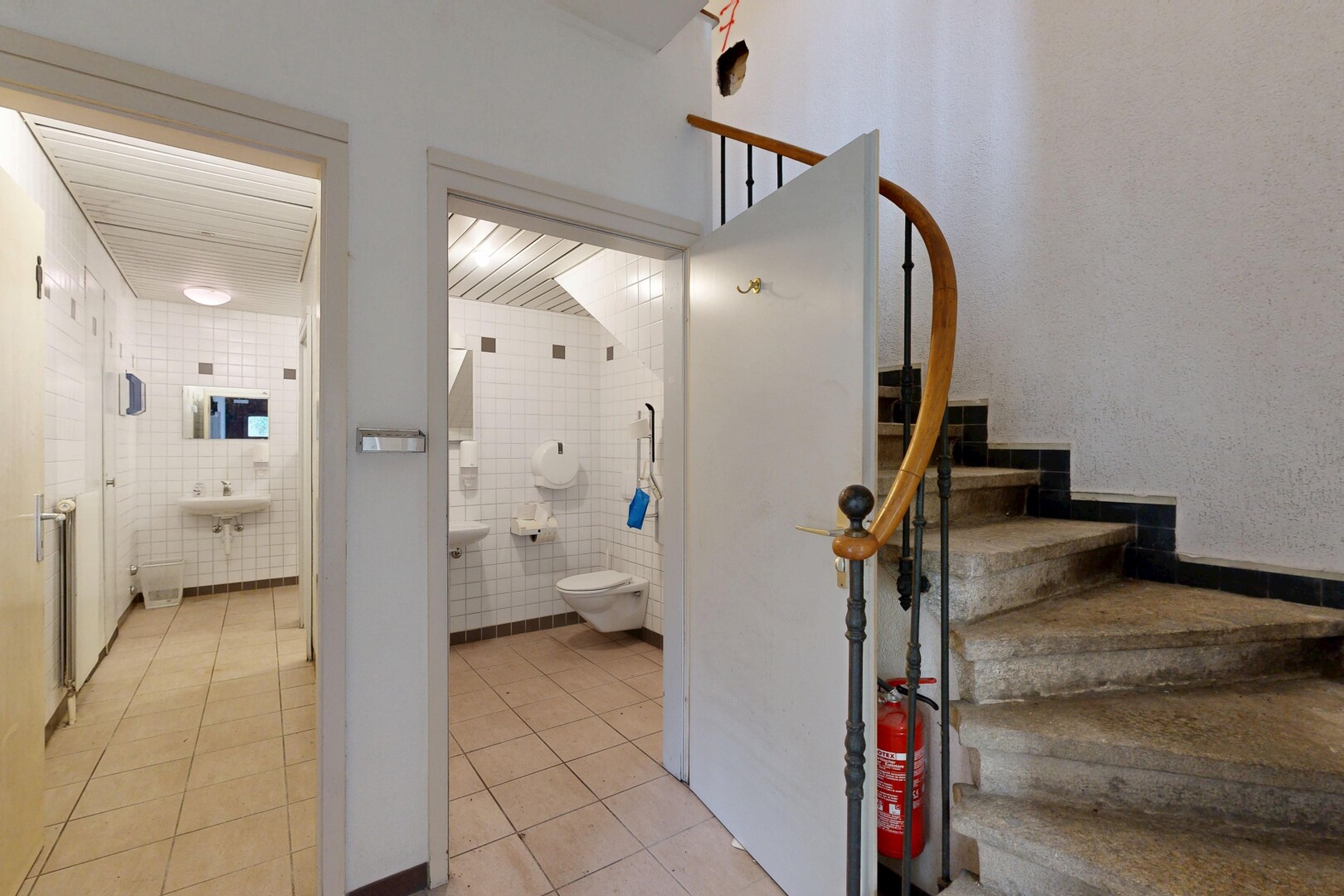 escaliers avec tile floor, sol en carrelage, escaliers, inside community, et tile wall