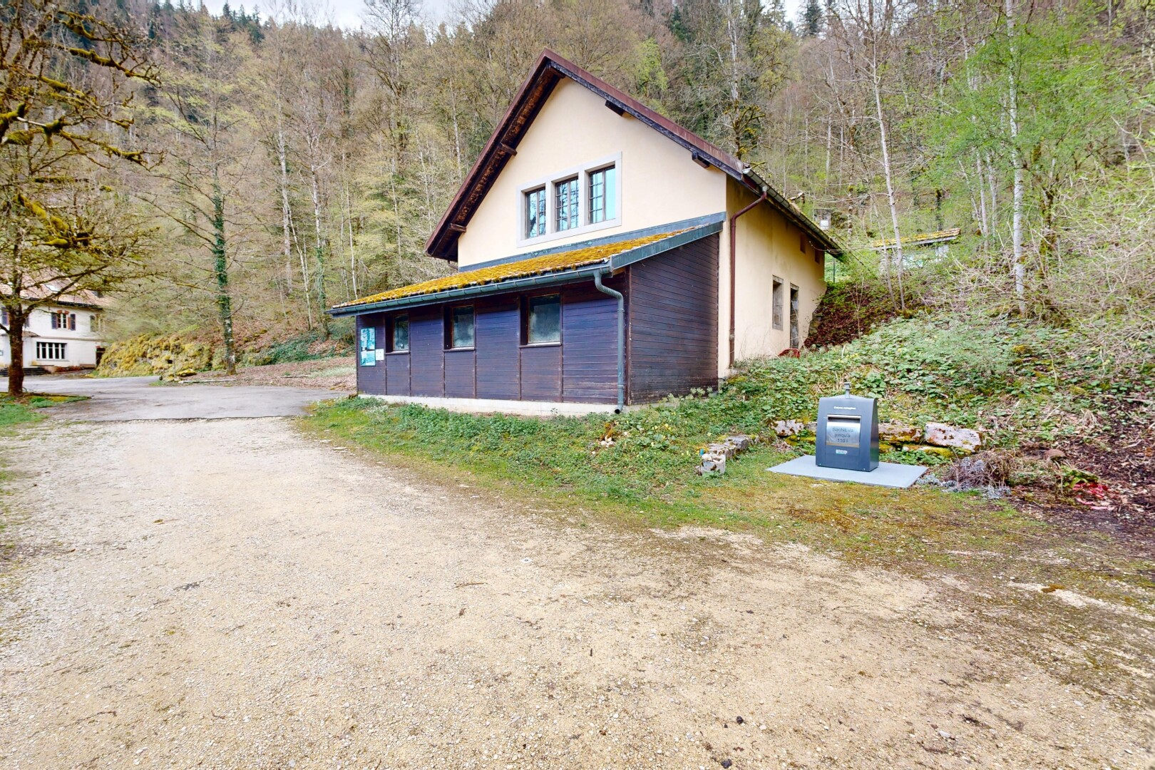 façade avec vue sur la forêt, forest view, allée, et property visible