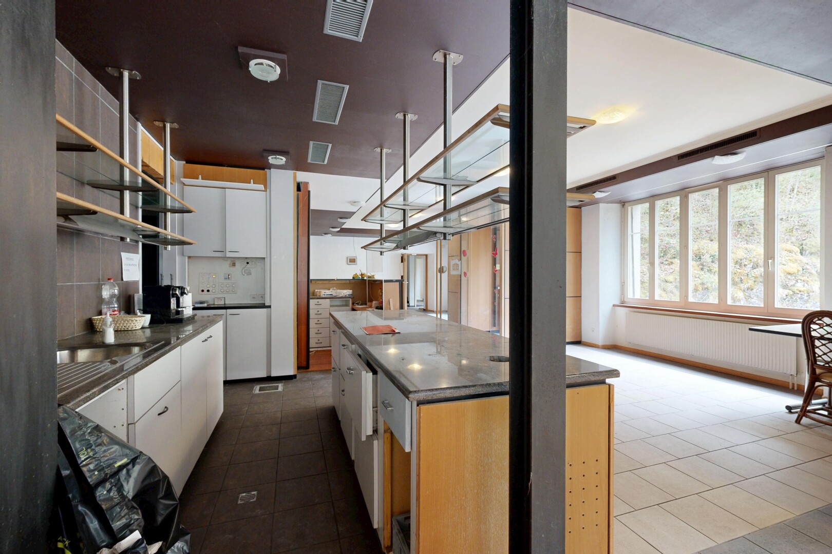 cuisine avec plans de travail, dark countertops, inside property, armoires blanches, et white cabinets