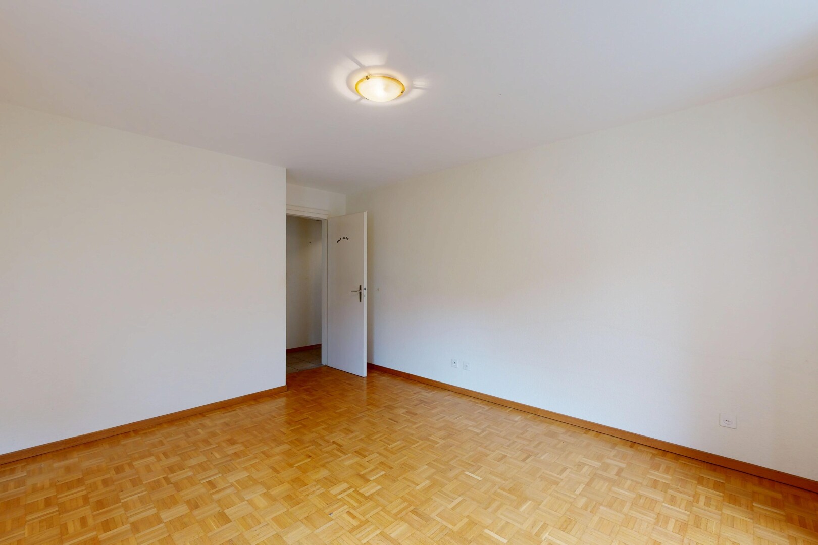 pièce vide avec drywall, cloison sèche, wood finish floor, sol en finition bois, et baseboards wall