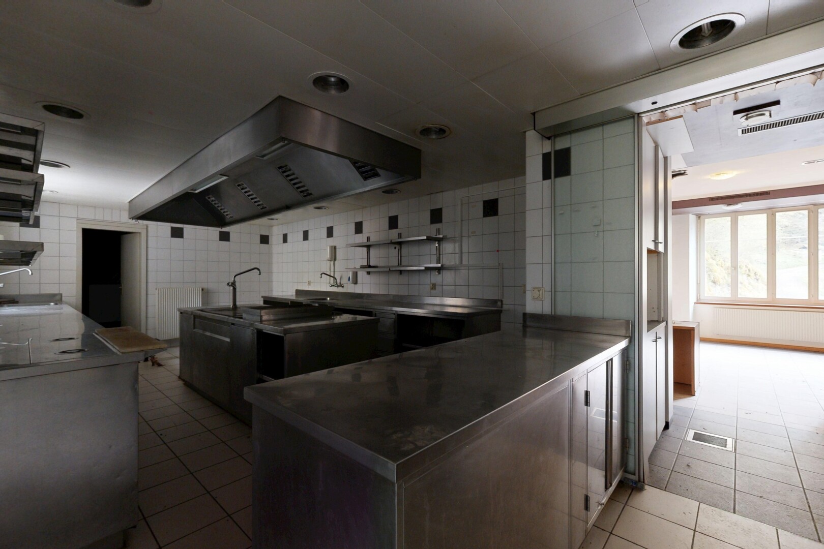 cuisine avec hotte, inside property, light floor, lumière naturelle, et natural light