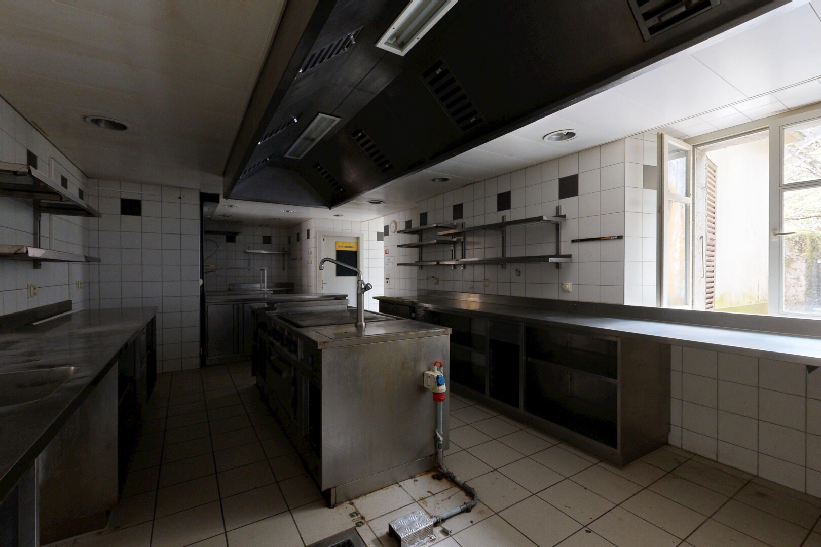 cuisine avec étagères ouvertes, open shelves, light floor, tile floor, et inside community