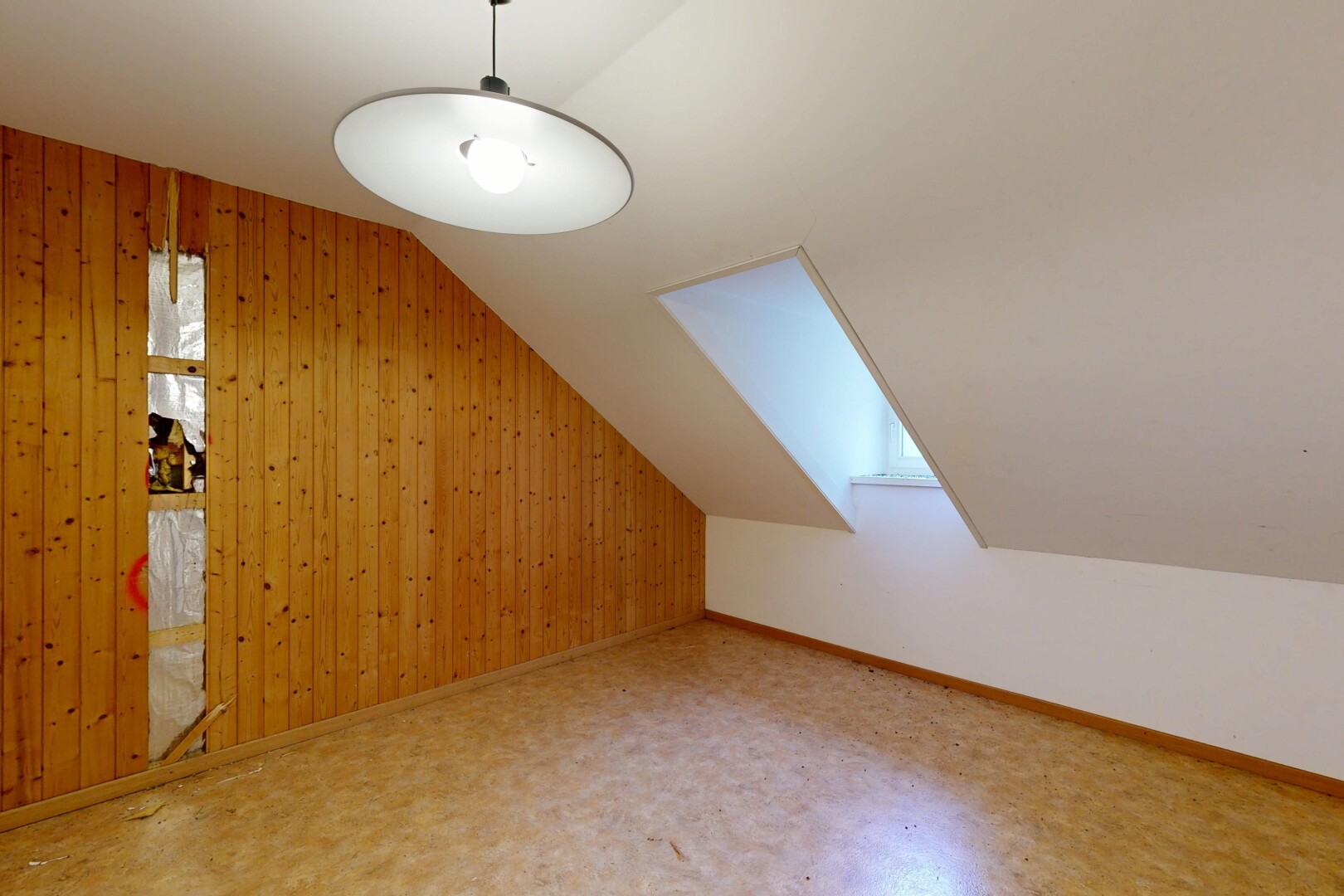 pièce vide avec vaulted ceiling, plafond voûté, wood wall, mur en bois, et inside property