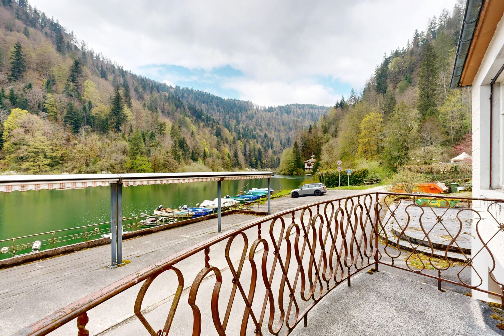 balcon avec from property, water view, vue sur l'eau, forest view, et vue sur la forêt