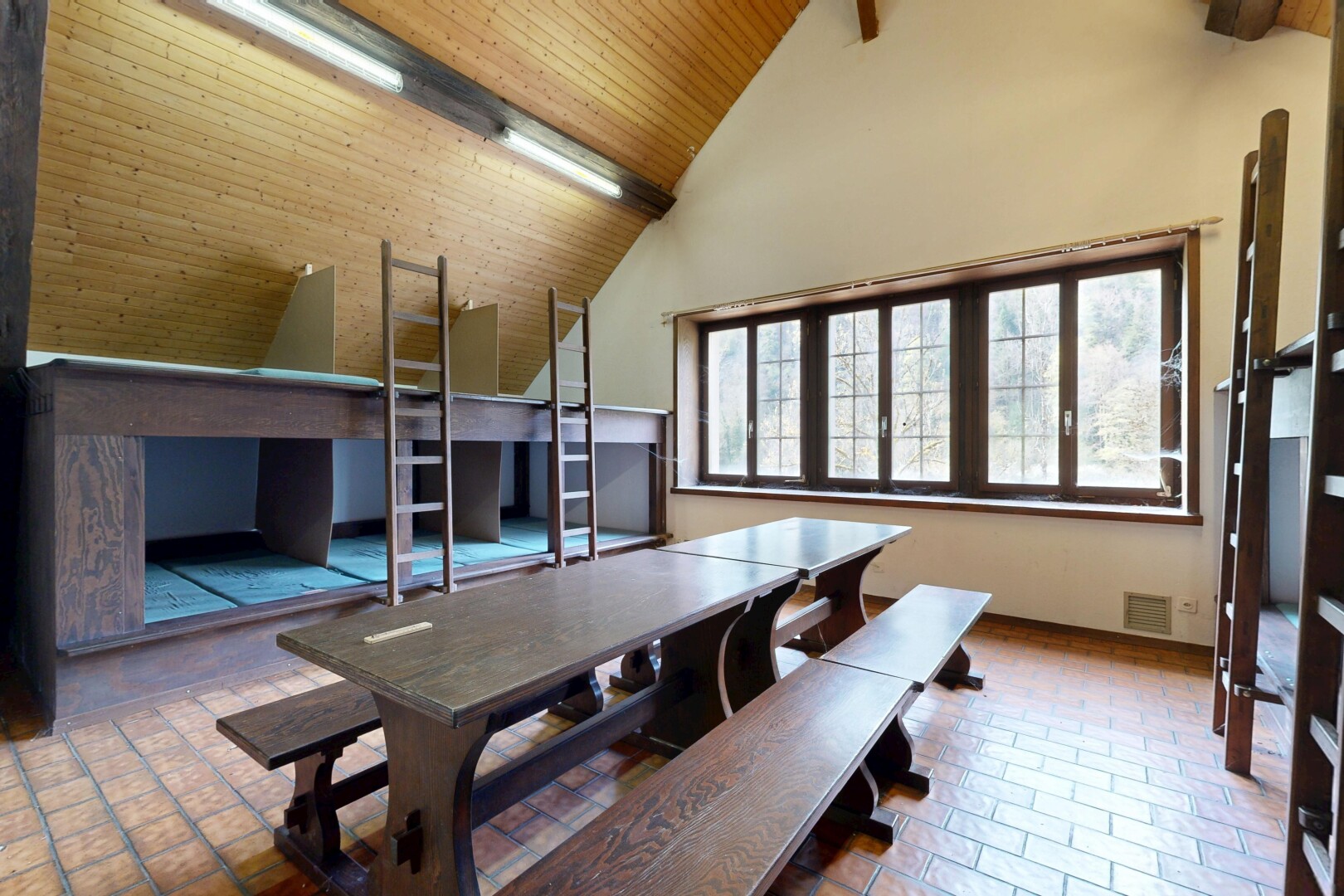 bureau avec plafond à poutres, beamed ceiling, inside property, cloison sèche, et drywall