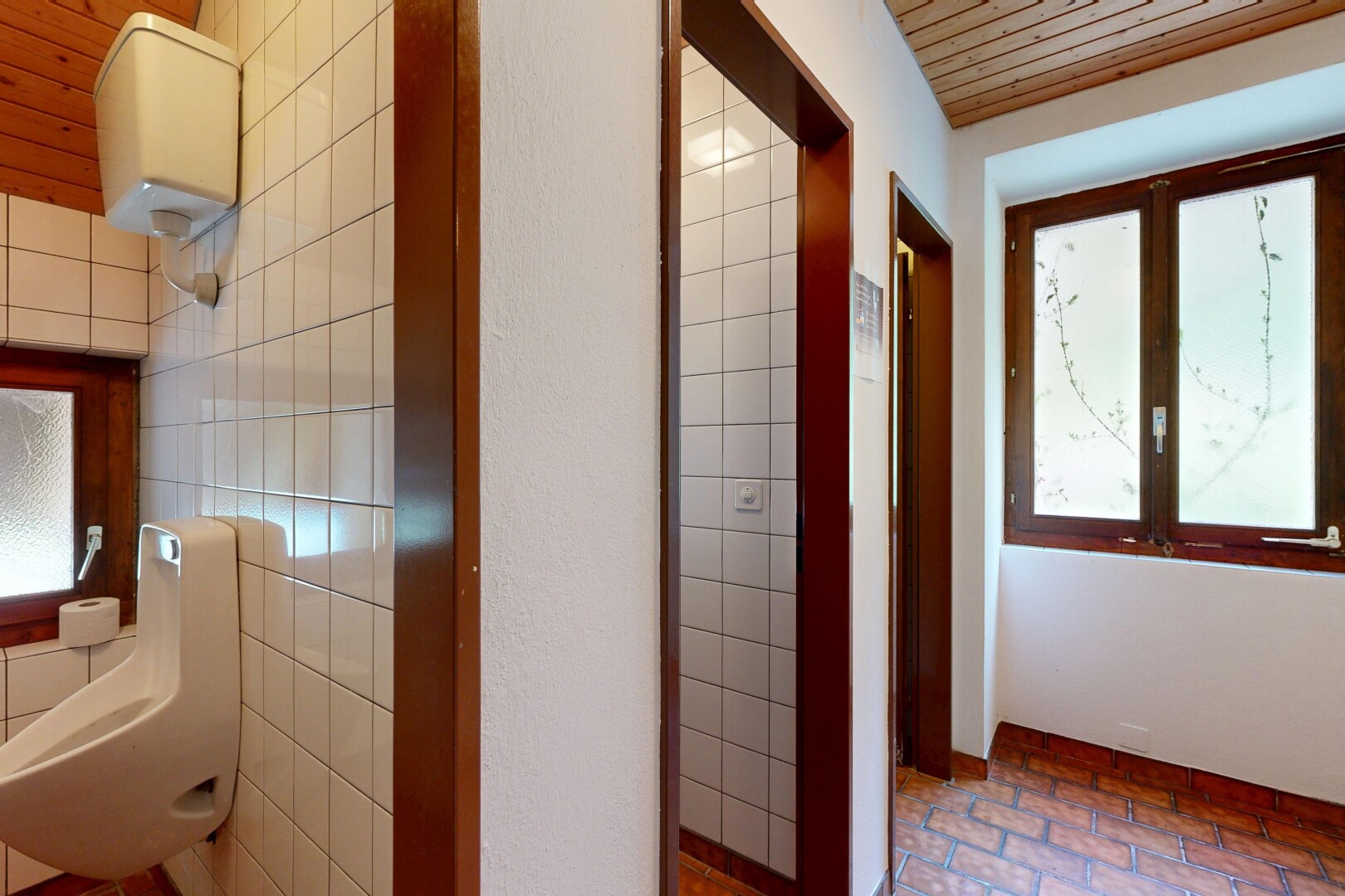 couloir avec natural light, lumière naturelle, inside property, et chauffe-eau