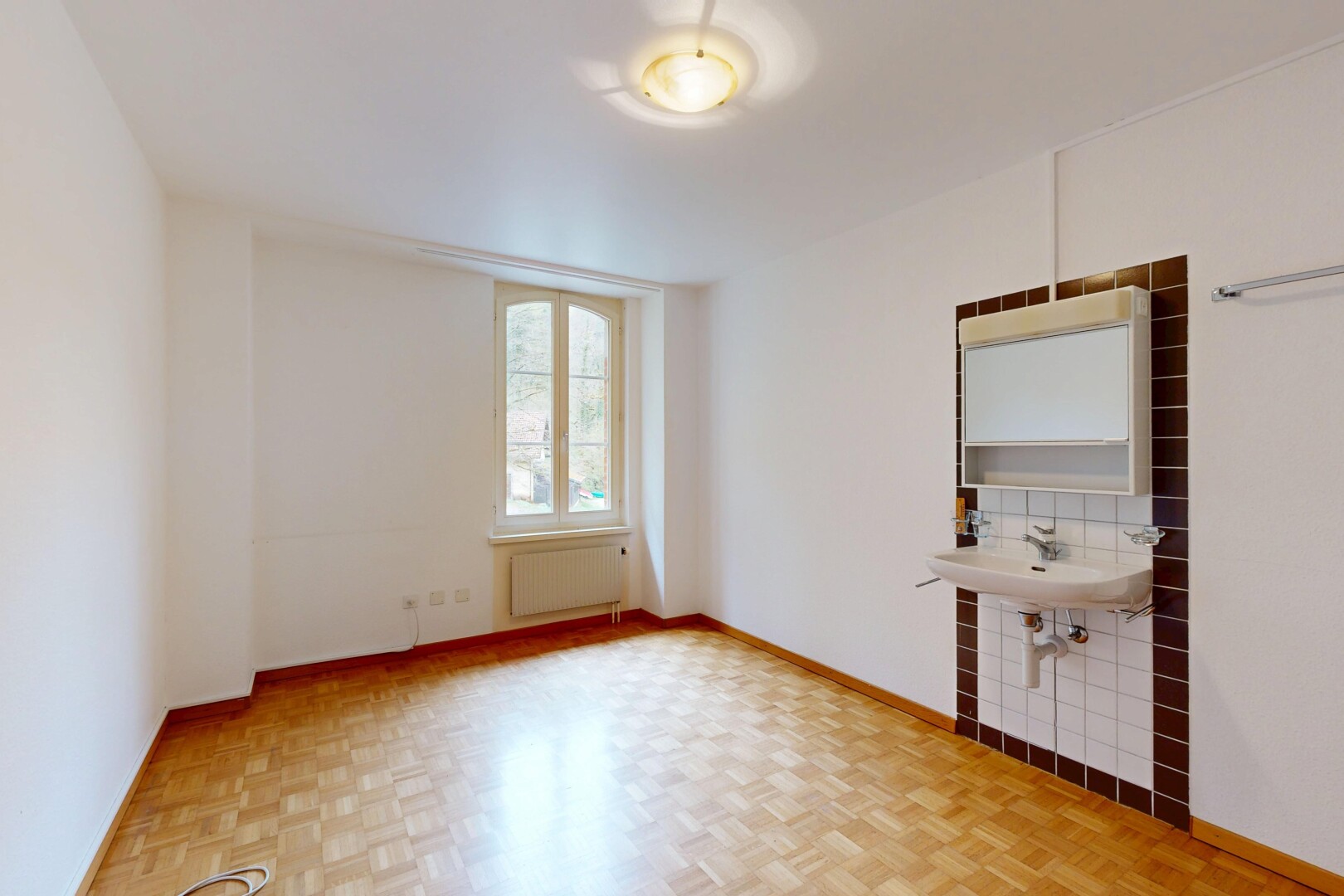 pièce vide avec inside property, radiateur, wood finish floor, sol en finition bois, et backsplash