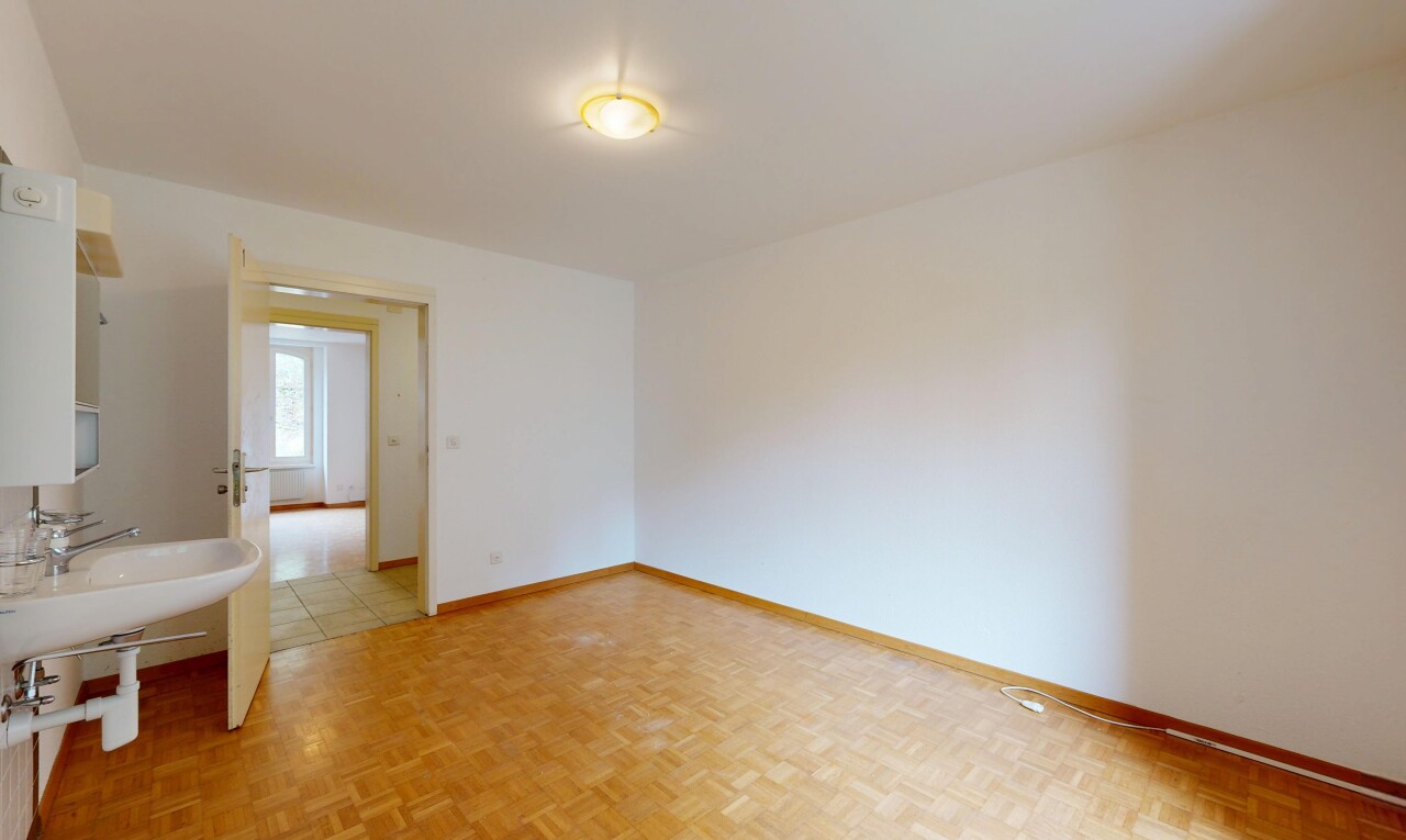 pièce vide avec parquet floor, drywall, cloison sèche, lumière naturelle, et inside property