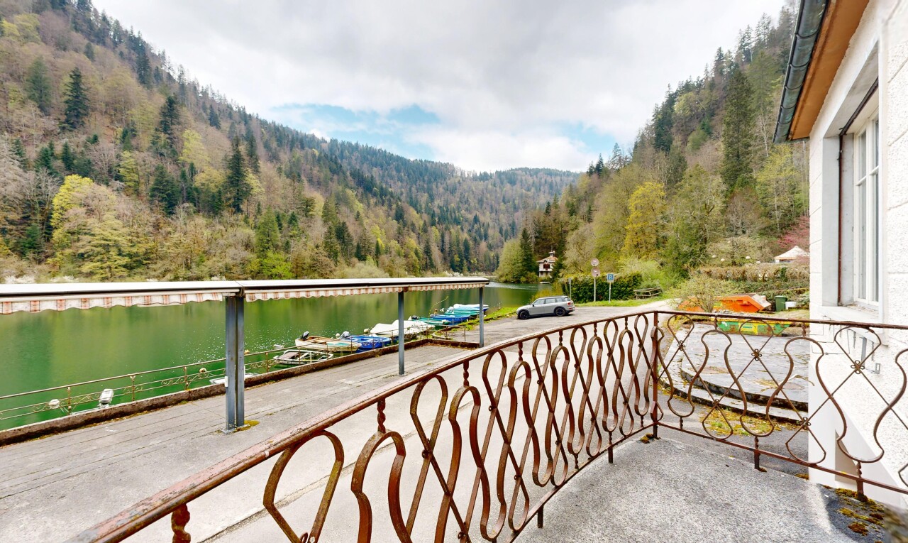 balcon avec from property, water view, vue sur l'eau, forest view, et vue sur la forêt
