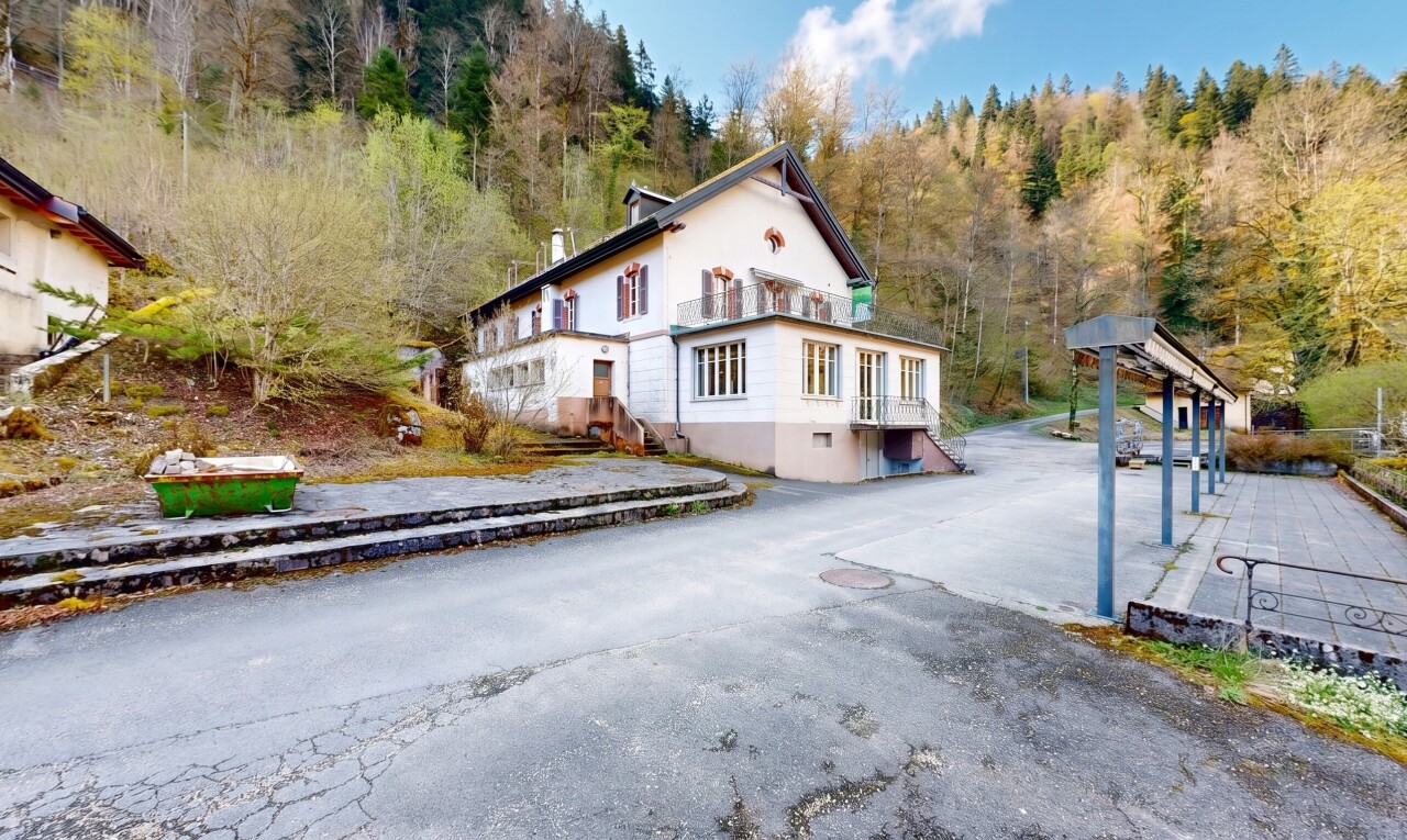 façade avec day time, bardage en stuc, et allée