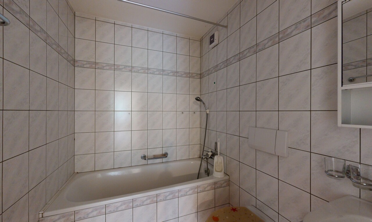 salle de bains avec mur en carrelage, tile wall, salle de bain complète, inside property, et douche-bain combinés