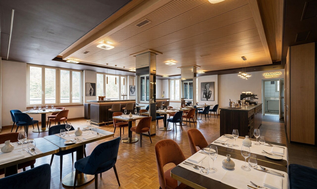 réception / lobby avec parquet floor, natural light, inside community, et wood finish floor