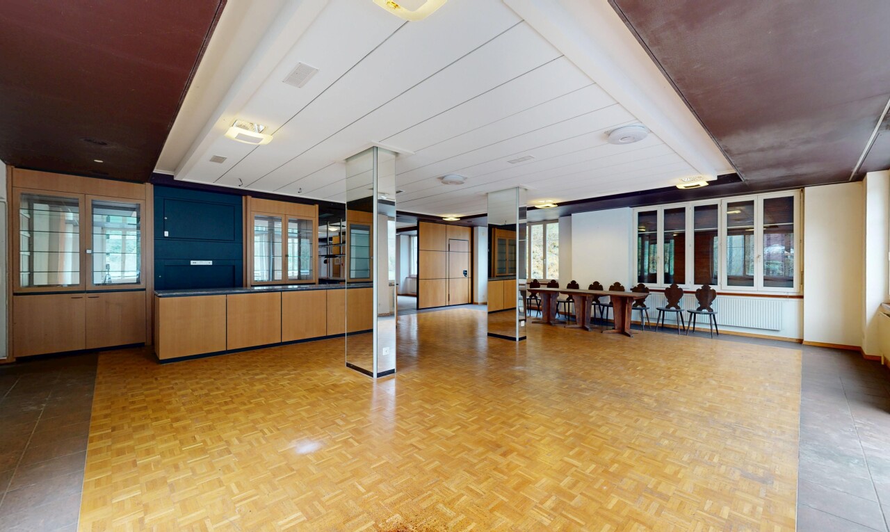 réception / lobby avec parquet floor, natural light, inside community, et wood finish floor