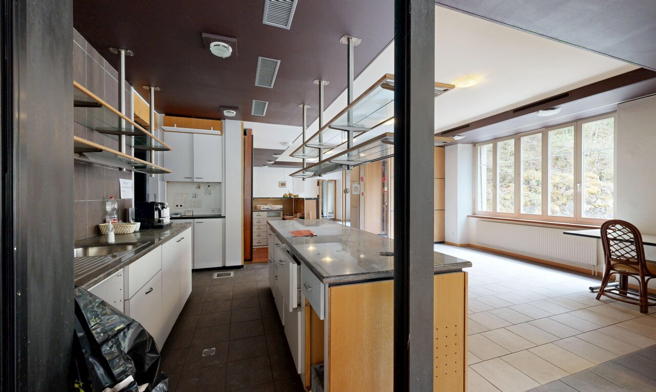 cuisine avec plans de travail, dark countertops, inside property, armoires blanches, et white cabinets