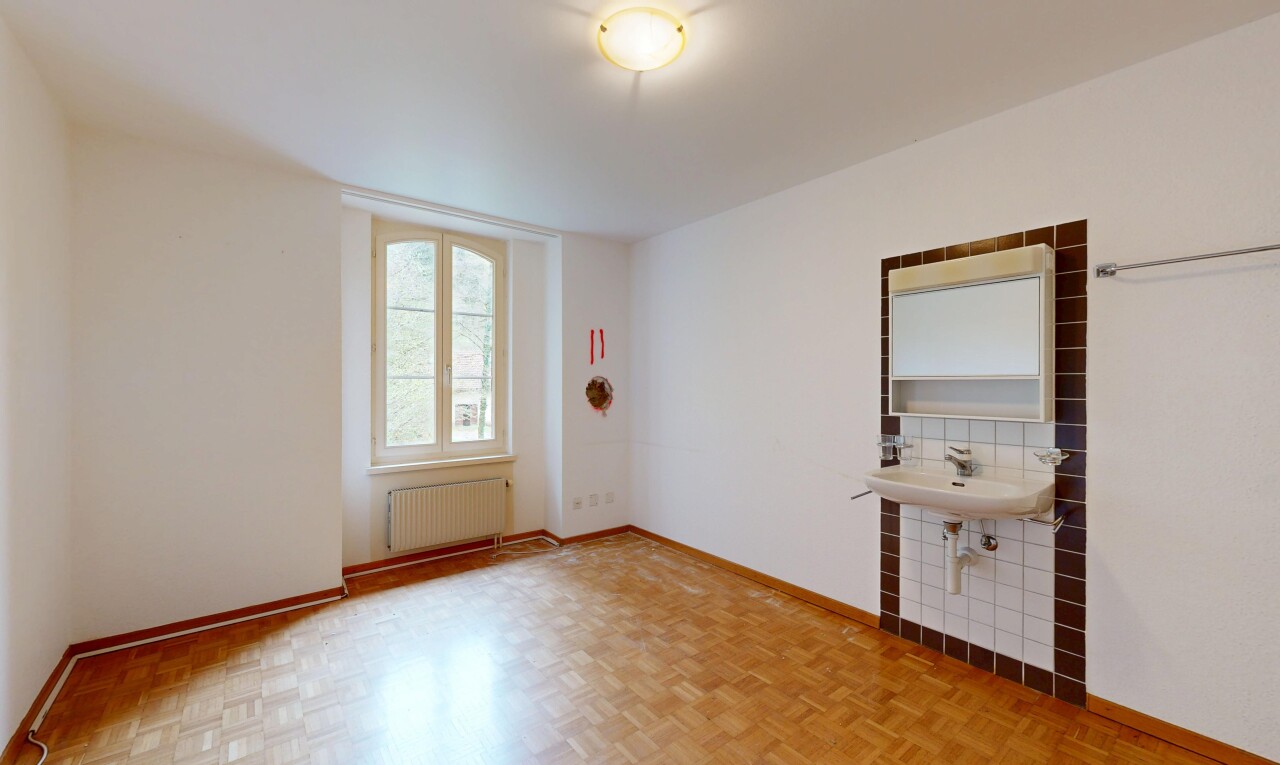 pièce vide avec radiateur, drywall, cloison sèche, inside property, et wood finish floor