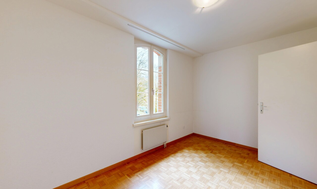 pièce vide avec radiateur, drywall, cloison sèche, inside property, et baseboards wall
