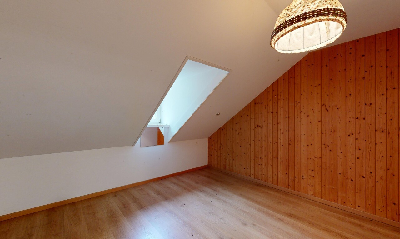 pièce vide avec vaulted ceiling, plafond voûté, low ceiling, plafond bas, et wood finish floor