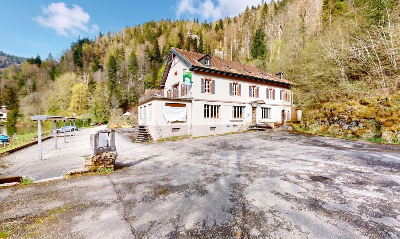 façade avec property visible, vide sanitaire, day time, forest view, et vue sur la forêt