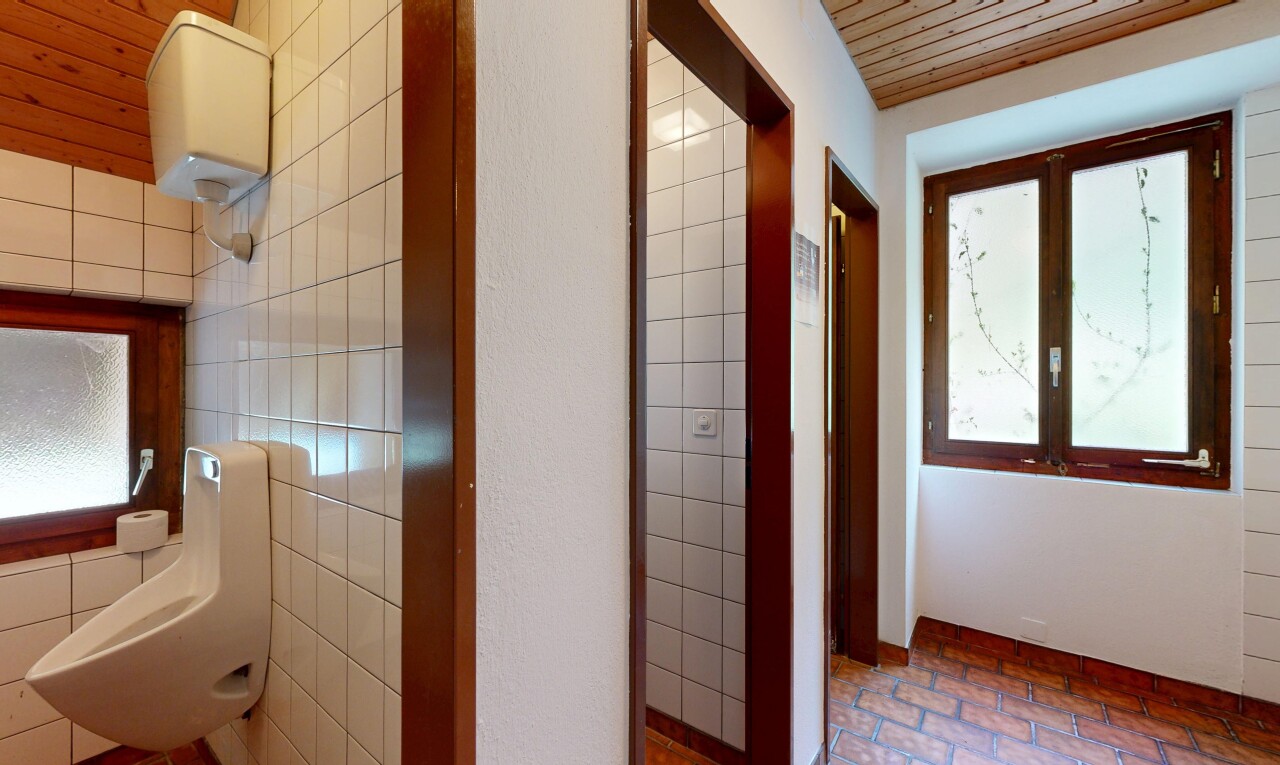 couloir avec natural light, lumière naturelle, inside property, et chauffe-eau