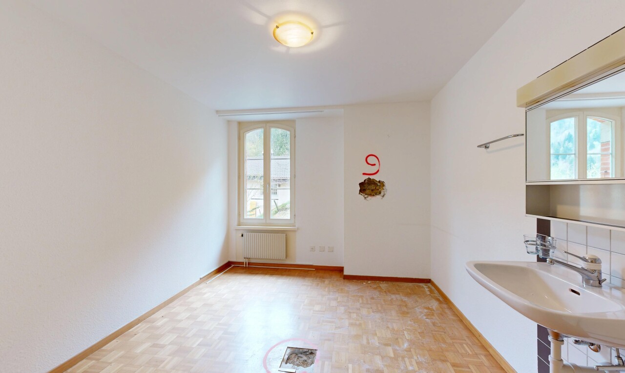 salle de bains avec parquet floor, wood finish floor, sol en finition bois, radiateur, et baseboards wall