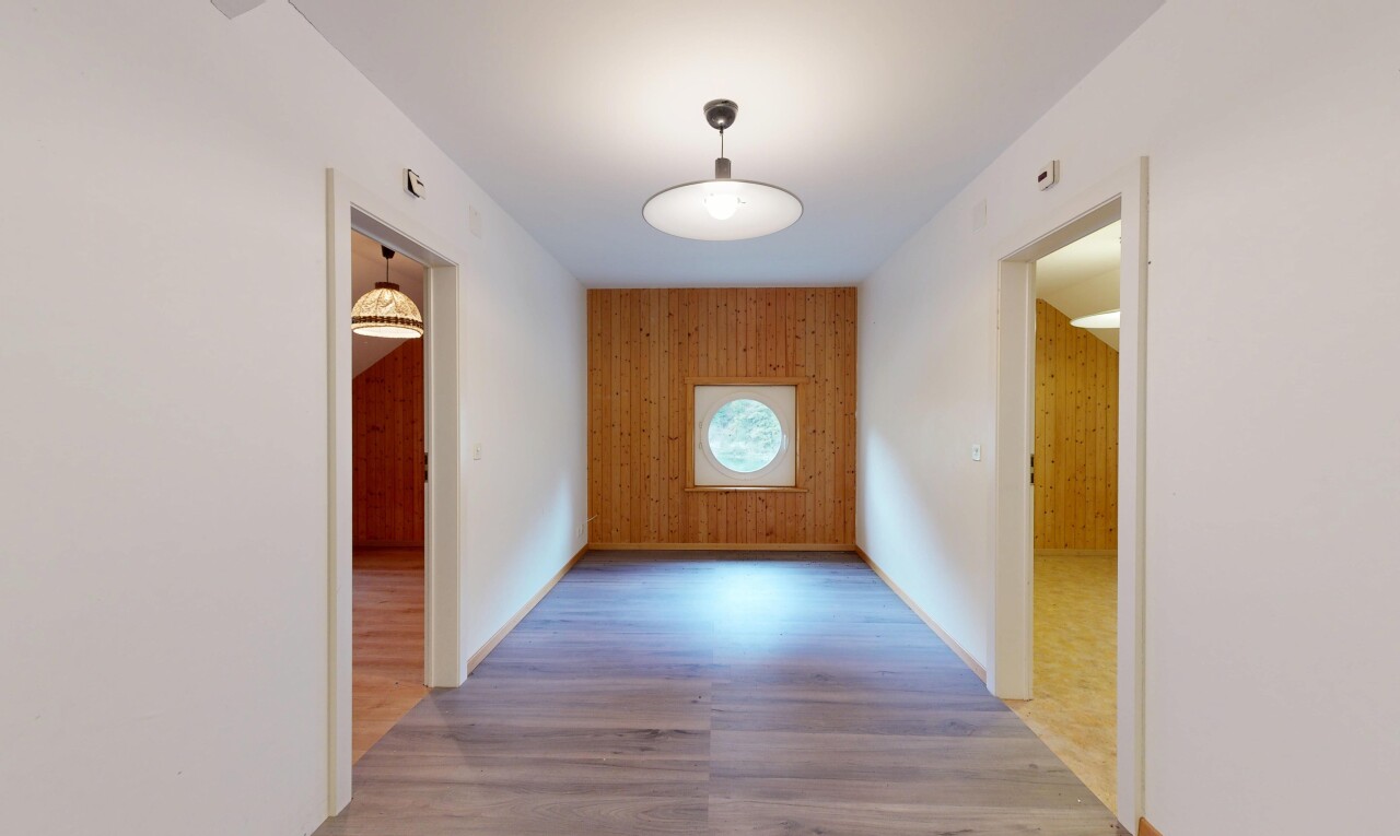 couloir avec sol en finition bois, wood finish floor, inside property, cloison sèche, et drywall
