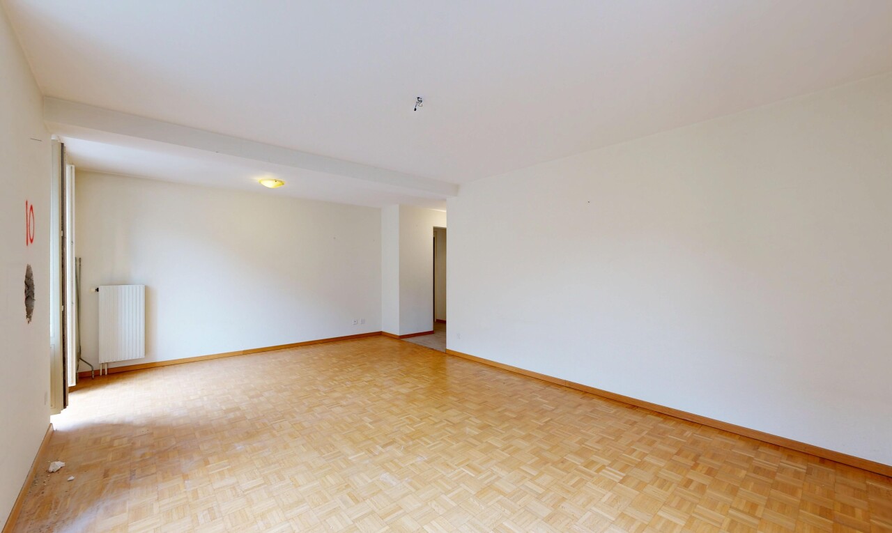 pièce vide avec sol en finition bois, wood finish floor, cloison sèche, drywall, et parquet floor