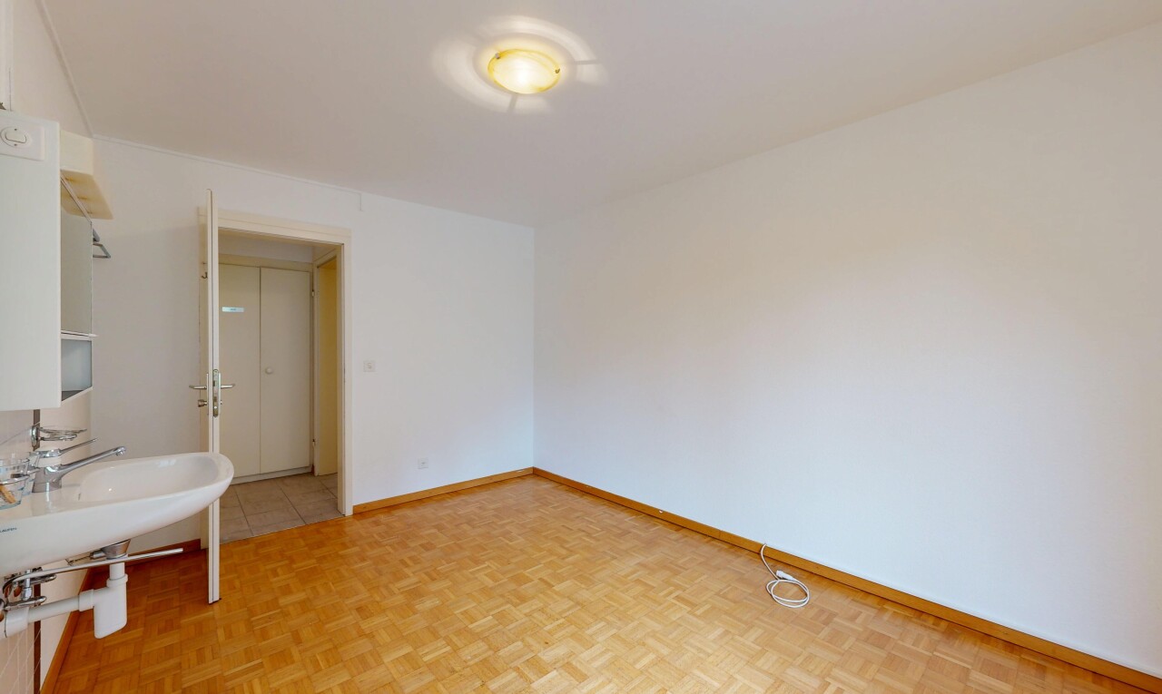 pièce vide avec drywall, cloison sèche, inside property, parquet floor, et baseboards wall