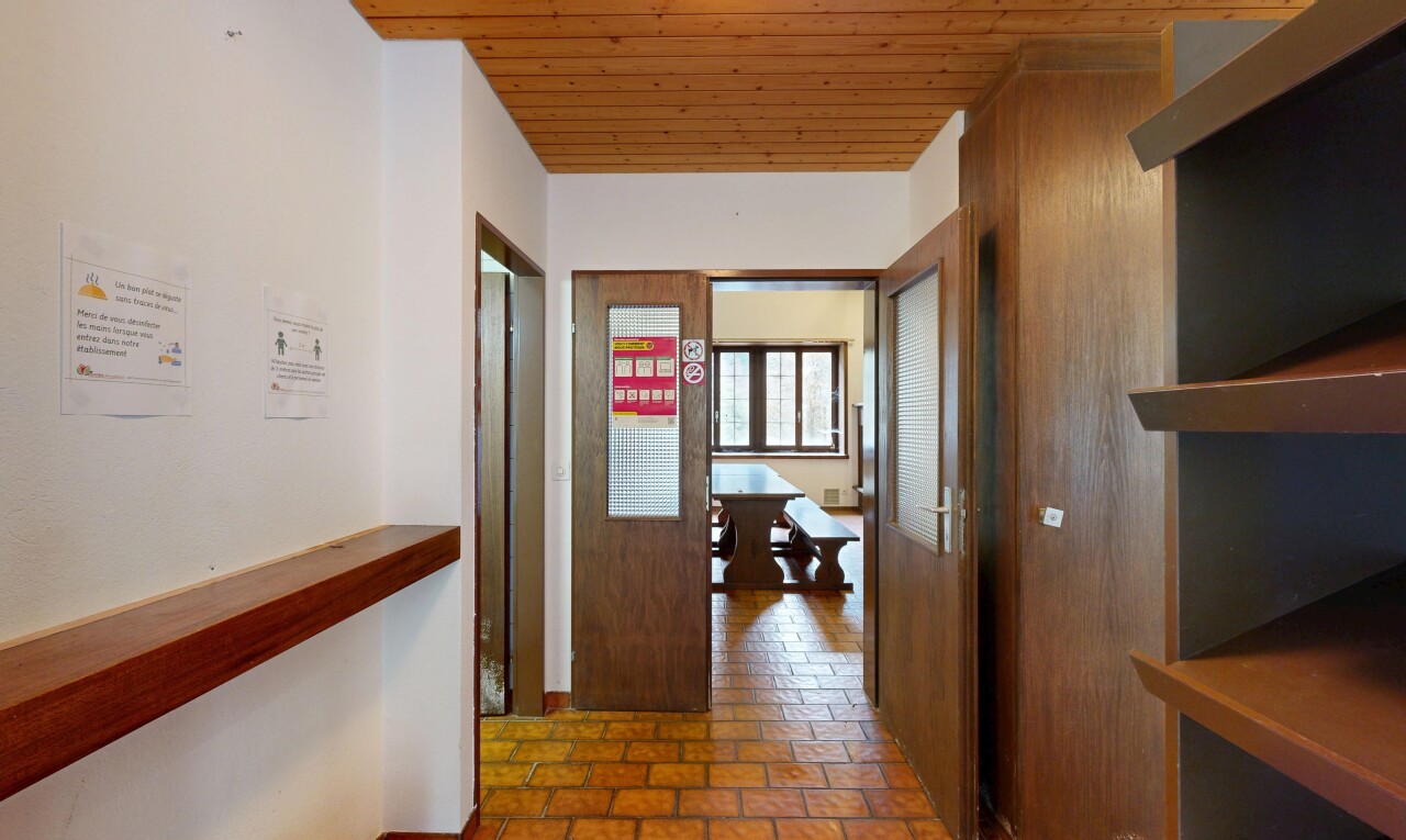 couloir avec inside property, lumière naturelle, natural light, plafond en bois, et wood ceiling