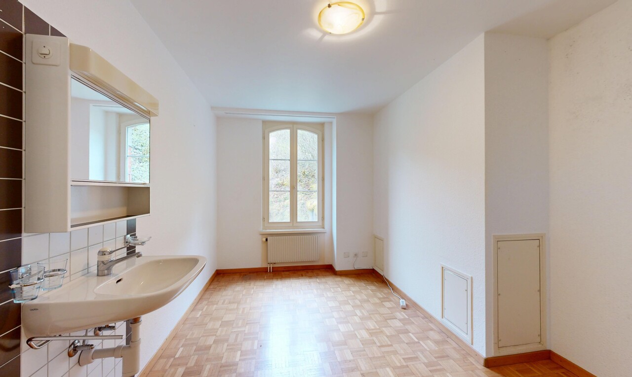 salle de bains avec wood finish floor, sol en finition bois, radiateur, parquet floor, et drywall