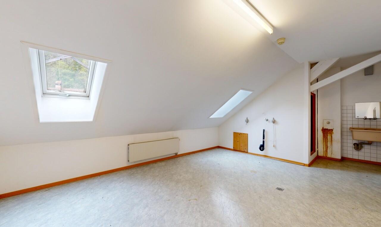 pièce vide avec puits de lumière, inside property, radiateur, cloison sèche, et drywall