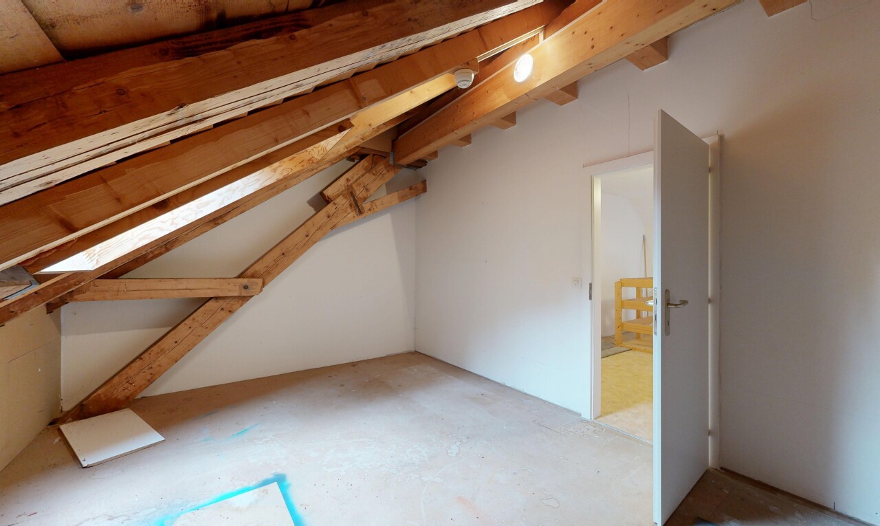 pièce vide avec inside property, vaulted ceiling, plafond voûté, beamed ceiling, et plafond à poutres